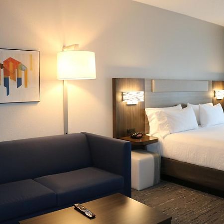 Holiday Inn Express & Suites Marquette By Ihg Exterior foto
