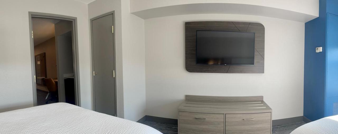 Holiday Inn Express & Suites Marquette By Ihg Exterior foto