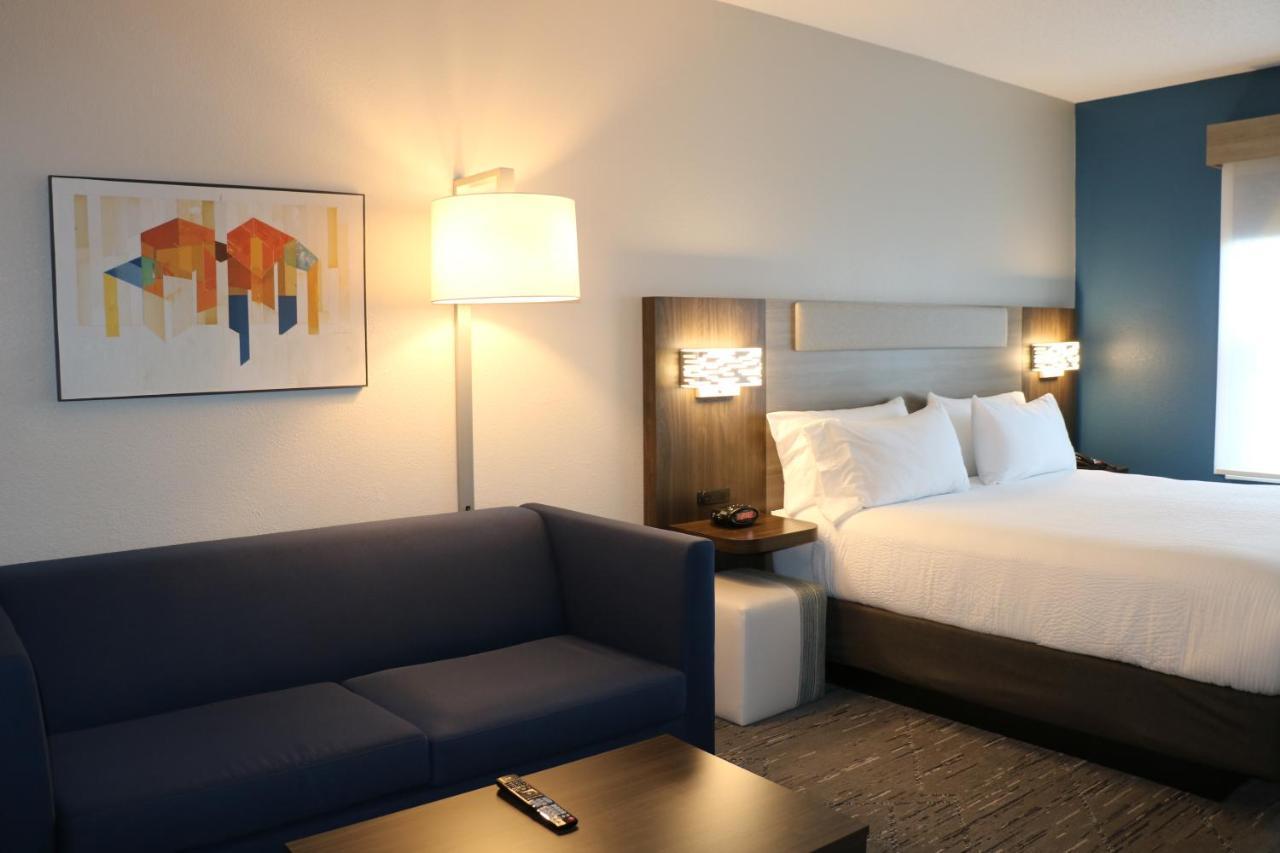 Holiday Inn Express & Suites Marquette By Ihg Exterior foto