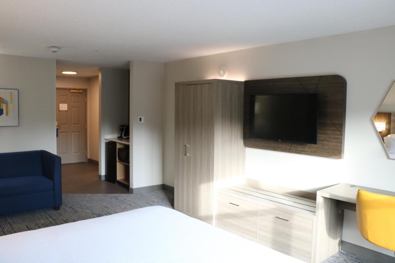 Holiday Inn Express & Suites Marquette By Ihg Exterior foto